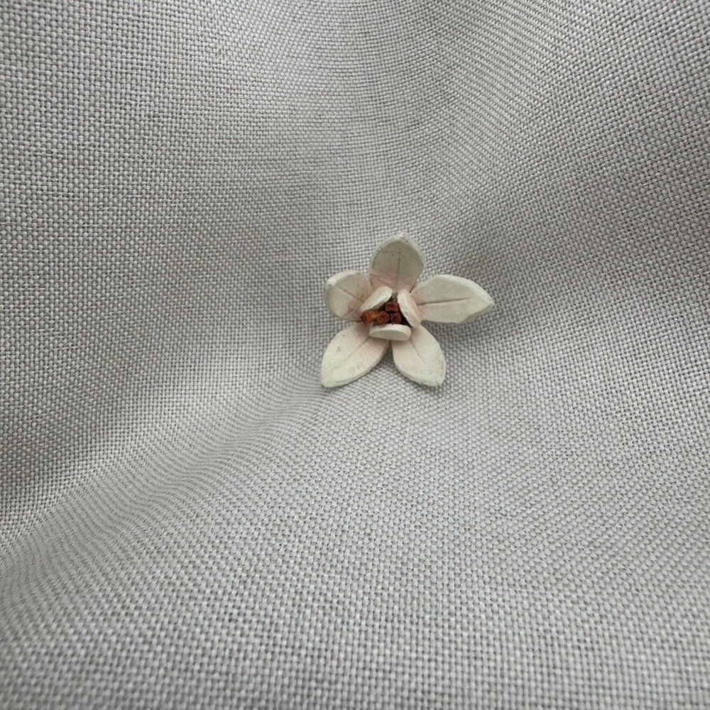 Vintage Leather Flower Brooch Set Handcrafted Pin White Tan Floral Botanical 4pc - Picture 10 of 11